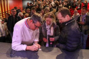 Bruno Cormerais et public à Orvault, autographe