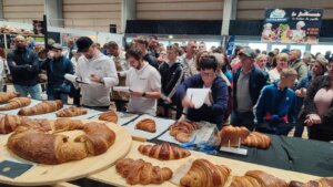 Jury et public du concours du croissant XXL à la Foire de Béré 2025.